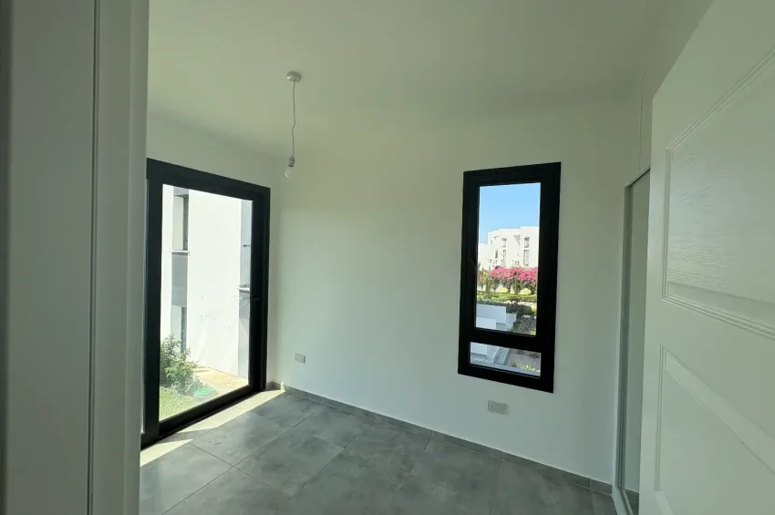 Esentepe'de 1+1 Daire Geniş Teraslı, Havuzlu Sitede Denize Yürüme Mesafesinde