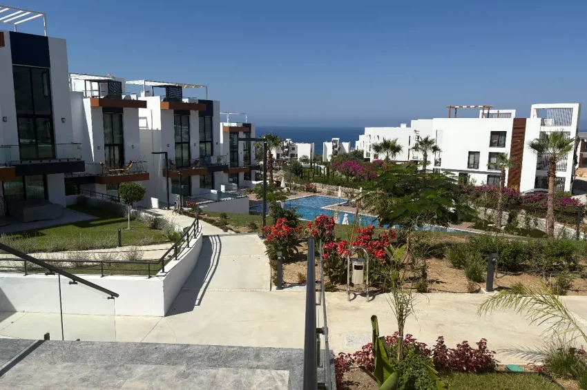 Esentepe'de 1+1 Daire Geniş Teraslı, Havuzlu Sitede Denize Yürüme Mesafesinde