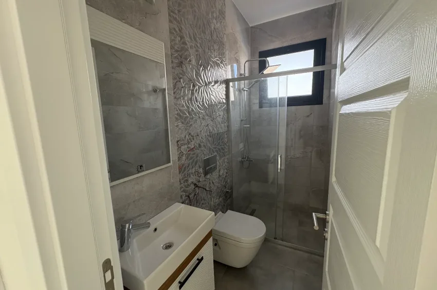Esentepe'de 1+1 Daire Geniş Teraslı, Havuzlu Sitede Denize Yürüme Mesafesinde