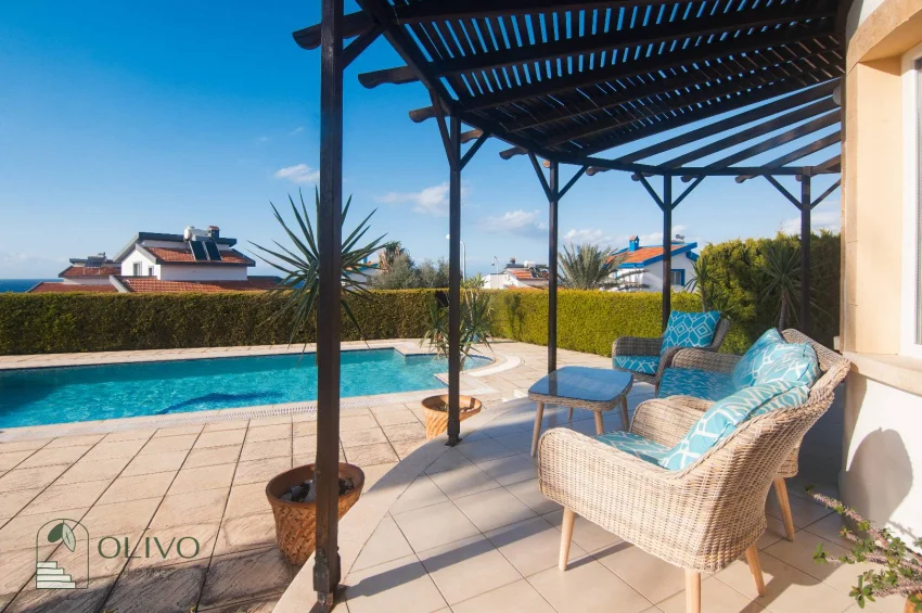 Freistehende Villa an der Küçük-Erenköy-Küstenlinie – Großes Grundstück, privater Pool, Meerblick