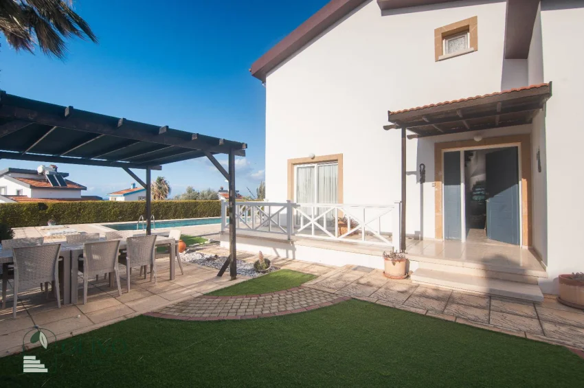 Freistehende Villa an der Küçük-Erenköy-Küstenlinie – Großes Grundstück, privater Pool, Meerblick
