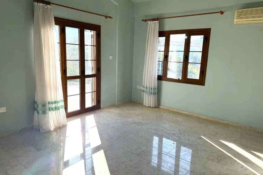 Prestigefylld villa på stor tomt i Ozanköy, Kyrenia – strategiskt läge och stark investeringsgrund