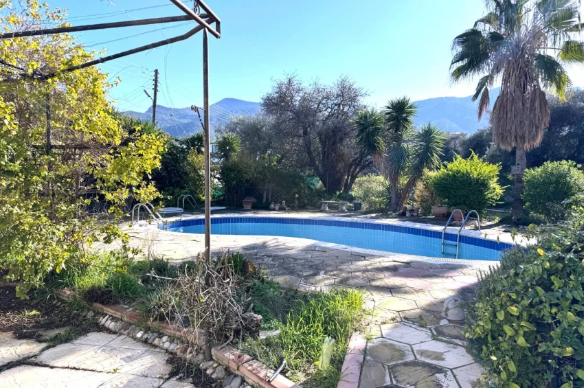 Prestigefylld villa på stor tomt i Ozanköy, Kyrenia – strategiskt läge och stark investeringsgrund