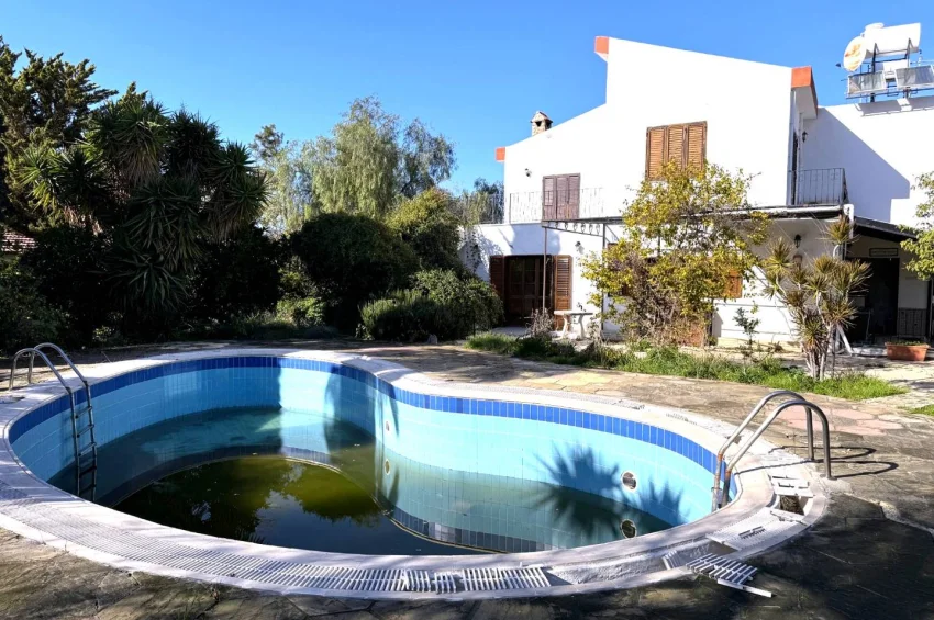 Prestigefylld villa på stor tomt i Ozanköy, Kyrenia – strategiskt läge och stark investeringsgrund