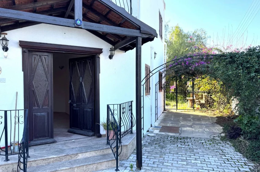 Prestigefylld villa på stor tomt i Ozanköy, Kyrenia – strategiskt läge och stark investeringsgrund