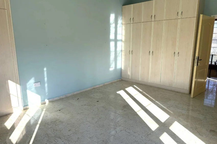 Prestigefylld villa på stor tomt i Ozanköy, Kyrenia – strategiskt läge och stark investeringsgrund