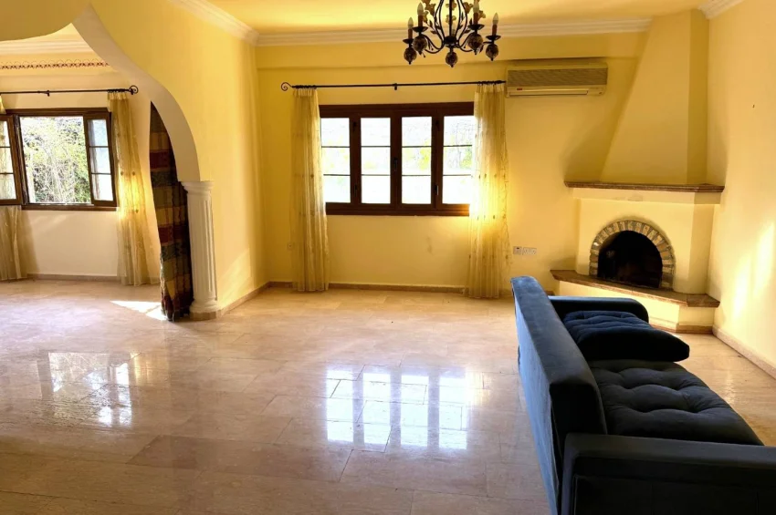 Prestigefylld villa på stor tomt i Ozanköy, Kyrenia – strategiskt läge och stark investeringsgrund