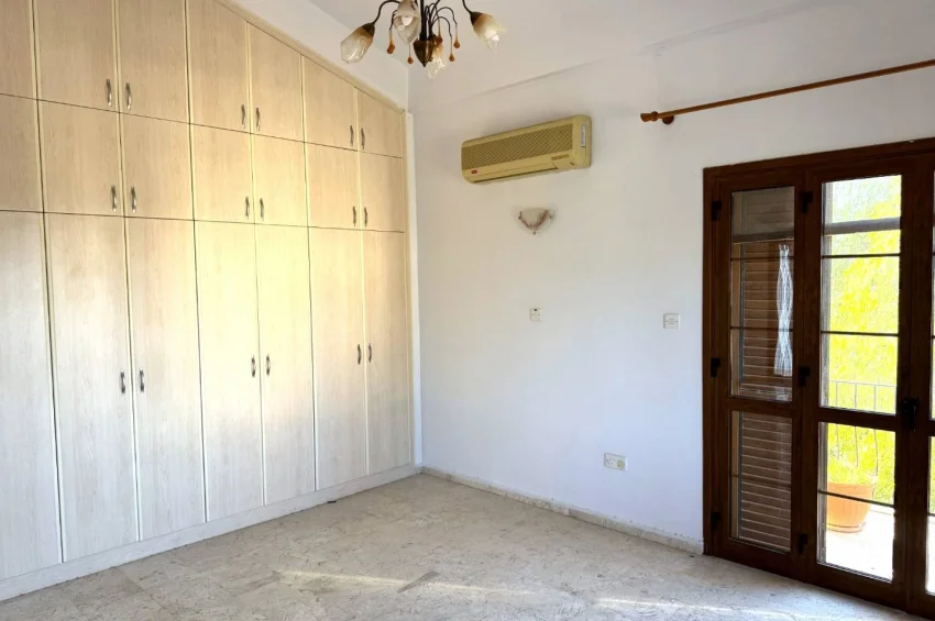 Prestigefylld villa på stor tomt i Ozanköy, Kyrenia – strategiskt läge och stark investeringsgrund