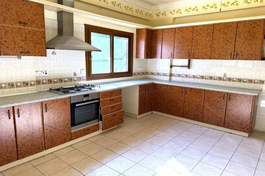 Prestigefylld villa på stor tomt i Ozanköy, Kyrenia – strategiskt läge och stark investeringsgrund