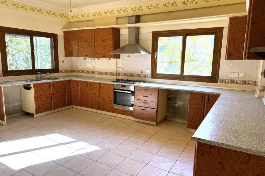 Prestigefylld villa på stor tomt i Ozanköy, Kyrenia – strategiskt läge och stark investeringsgrund
