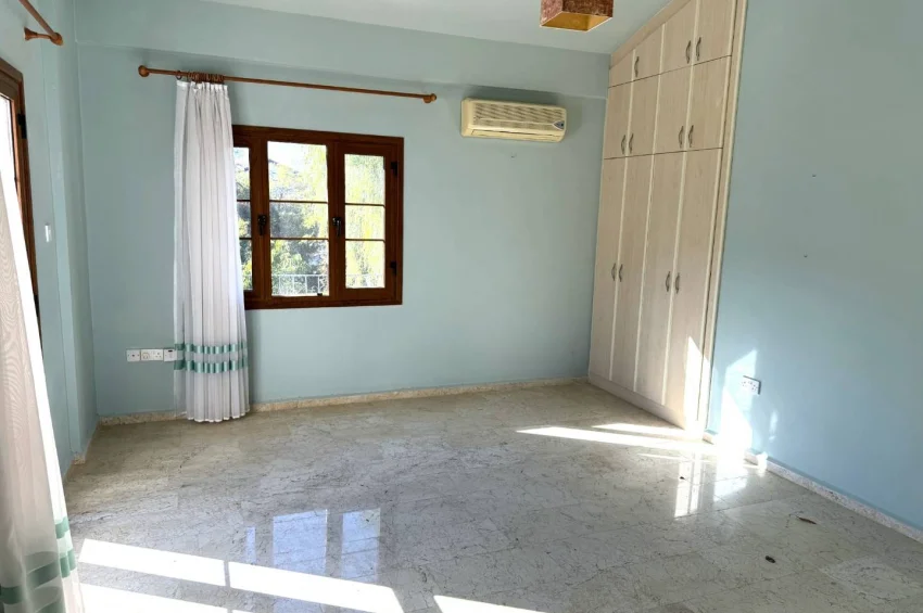 Prestigefylld villa på stor tomt i Ozanköy, Kyrenia – strategiskt läge och stark investeringsgrund