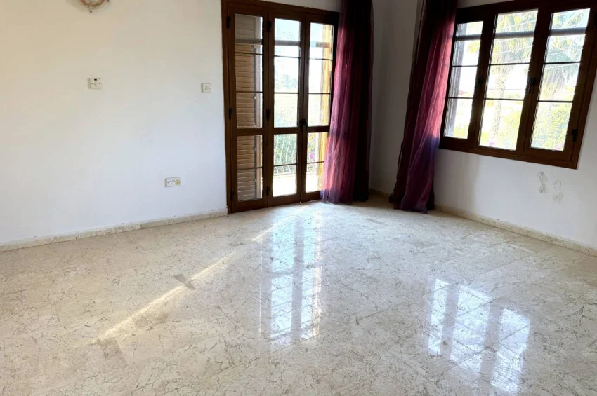 Prestigefylld villa på stor tomt i Ozanköy, Kyrenia – strategiskt läge och stark investeringsgrund