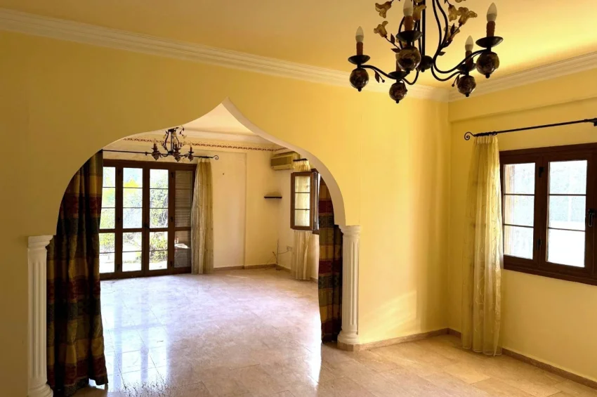 Prestigefylld villa på stor tomt i Ozanköy, Kyrenia – strategiskt läge och stark investeringsgrund