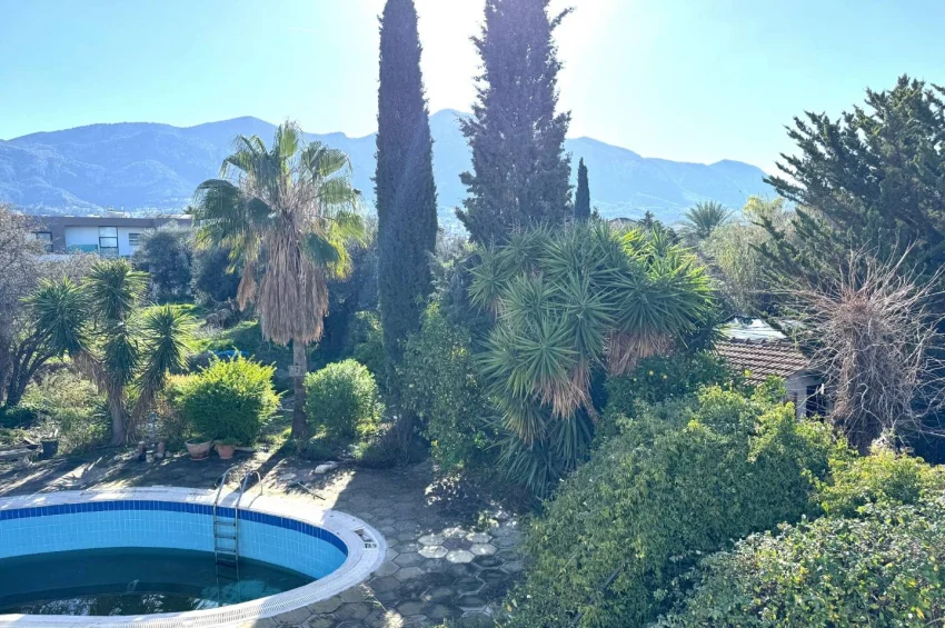 Prestigefylld villa på stor tomt i Ozanköy, Kyrenia – strategiskt läge och stark investeringsgrund