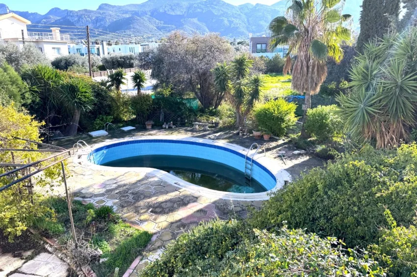 Prestigefylld villa på stor tomt i Ozanköy, Kyrenia – strategiskt läge och stark investeringsgrund