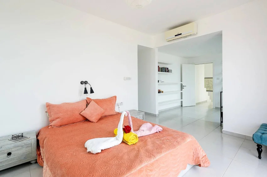 Villa 3+1 med privat pool i Küçük Erenköy – nära kusten, stor trädgård och modern komfort