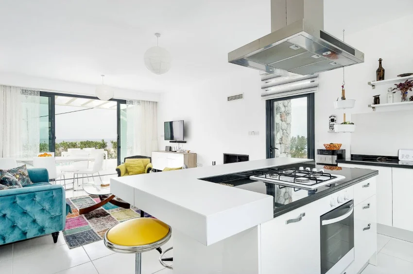 Villa 3+1 med privat pool i Küçük Erenköy – nära kusten, stor trädgård och modern komfort