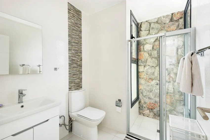 Villa 3+1 med privat pool i Küçük Erenköy – nära kusten, stor trädgård och modern komfort