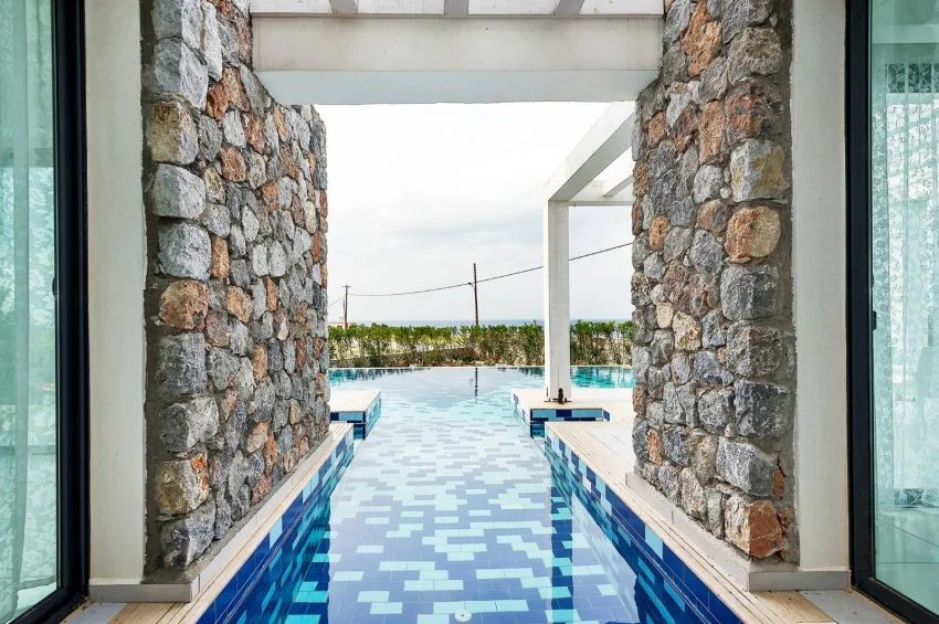 Villa 3+1 med privat pool i Küçük Erenköy – nära kusten, stor trädgård och modern komfort