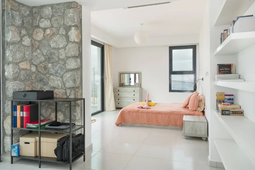Villa 3+1 med privat pool i Küçük Erenköy – nära kusten, stor trädgård och modern komfort