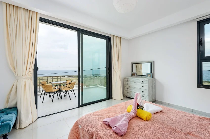 Villa 3+1 med privat pool i Küçük Erenköy – nära kusten, stor trädgård och modern komfort