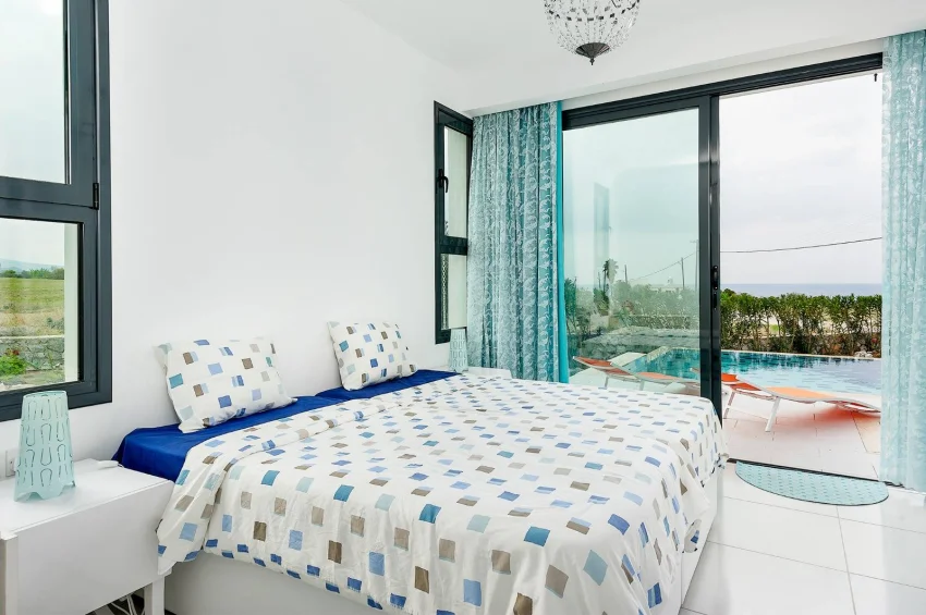 Villa 3+1 med privat pool i Küçük Erenköy – nära kusten, stor trädgård och modern komfort