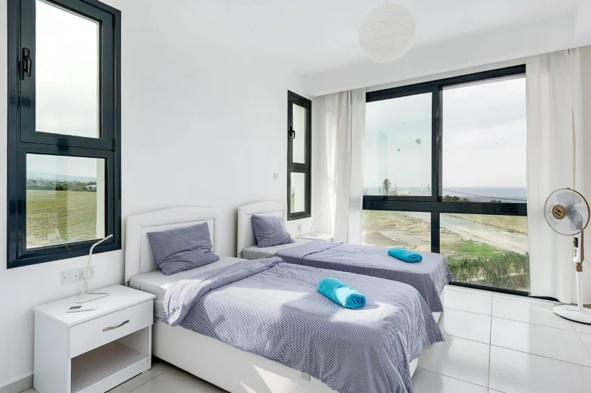 Villa 3+1 med privat pool i Küçük Erenköy – nära kusten, stor trädgård och modern komfort