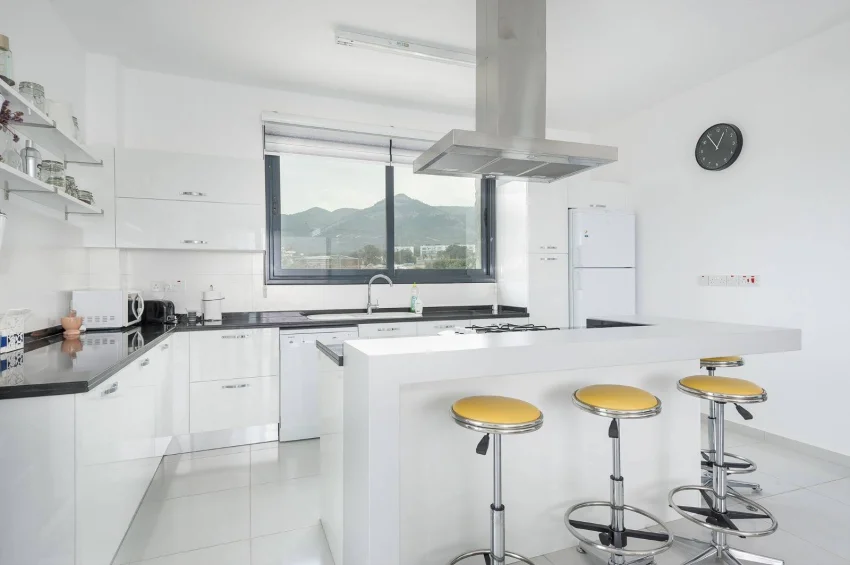 Villa 3+1 med privat pool i Küçük Erenköy – nära kusten, stor trädgård och modern komfort