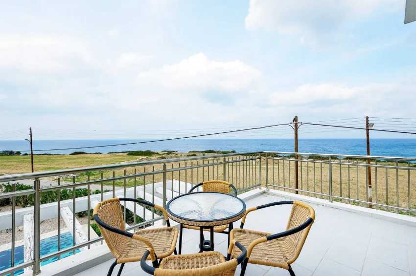 Villa 3+1 med privat pool i Küçük Erenköy – nära kusten, stor trädgård och modern komfort