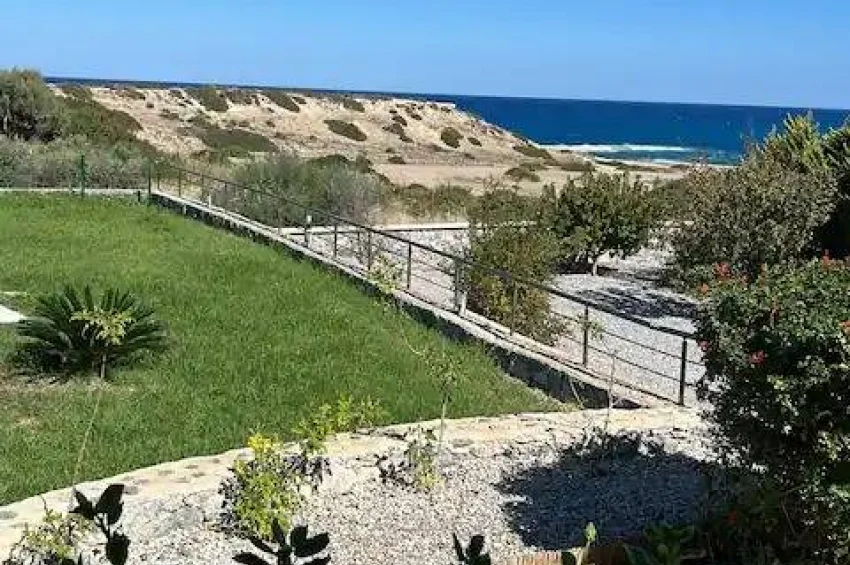 Bungalow mit 3 Schlafzimmer in erster Reihe in Bahçeli – Unverbaubarer Meerblick, 150 Meter zum Strand
