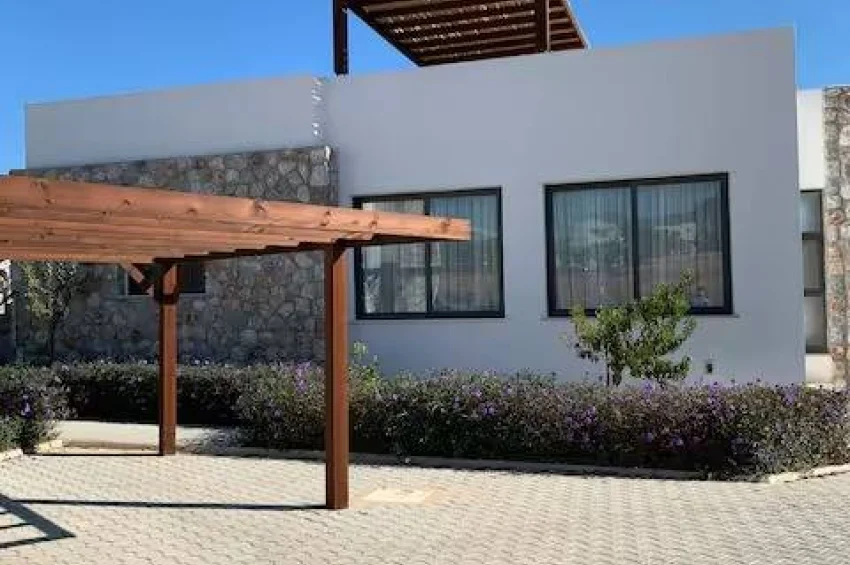Bungalow mit 3 Schlafzimmer in erster Reihe in Bahçeli – Unverbaubarer Meerblick, 150 Meter zum Strand