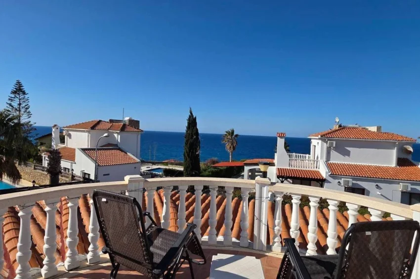 3+1 Villa Bahçeli'de Özel Havuzlu Denize 150m mesafede!