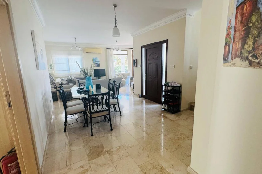 3+1 Villa Bahçeli'de Özel Havuzlu Denize 150m mesafede!