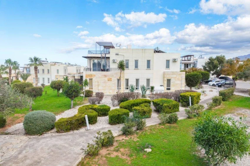 Odnowiony apartament 3 sypialnie na parterze z ogrodem i Turtle Bay Village, Esentepe, z widokiem na morze