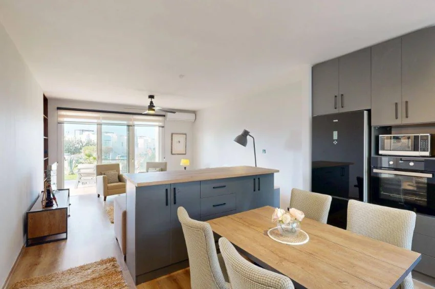 Odnowiony apartament 3 sypialnie na parterze z ogrodem i Turtle Bay Village, Esentepe, z widokiem na morze