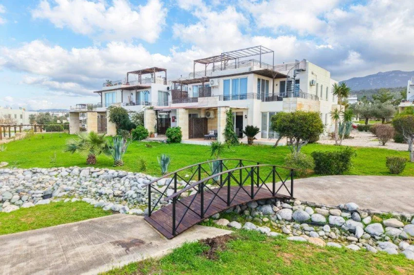 Odnowiony apartament 3 sypialnie na parterze z ogrodem i Turtle Bay Village, Esentepe, z widokiem na morze