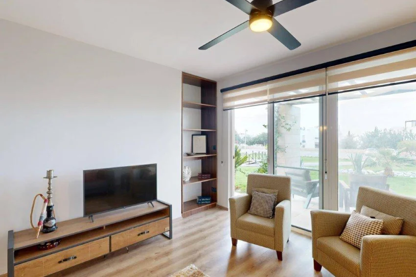 Odnowiony apartament 3 sypialnie na parterze z ogrodem i Turtle Bay Village, Esentepe, z widokiem na morze