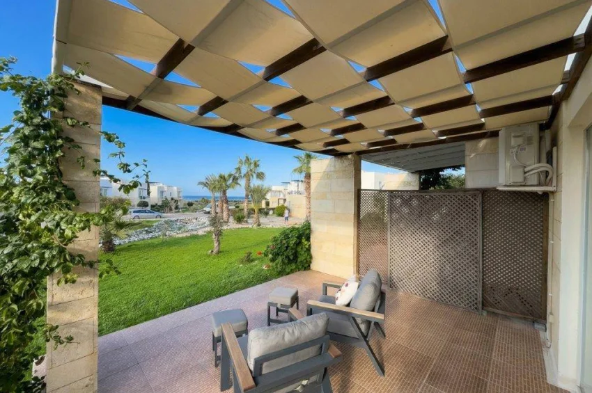Odnowiony apartament 3 sypialnie na parterze z ogrodem i Turtle Bay Village, Esentepe, z widokiem na morze