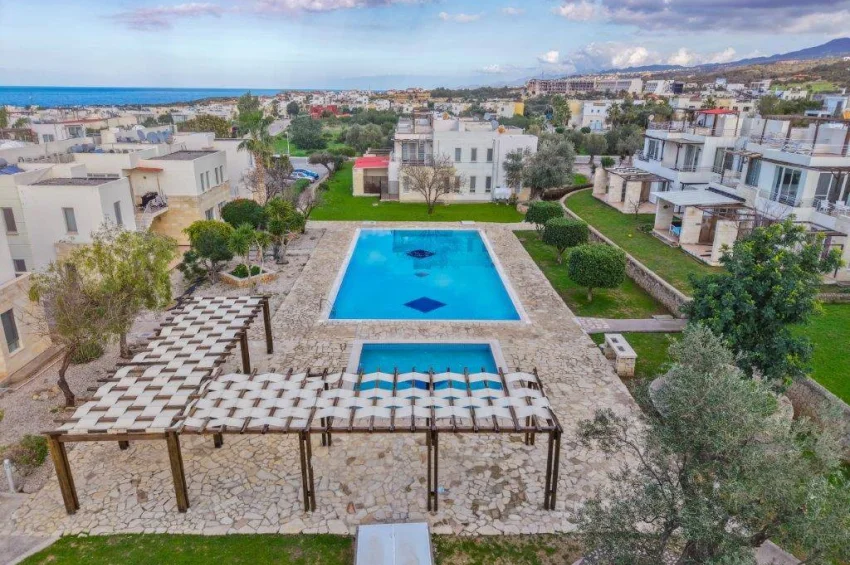 Odnowiony apartament 3 sypialnie na parterze z ogrodem i Turtle Bay Village, Esentepe, z widokiem na morze