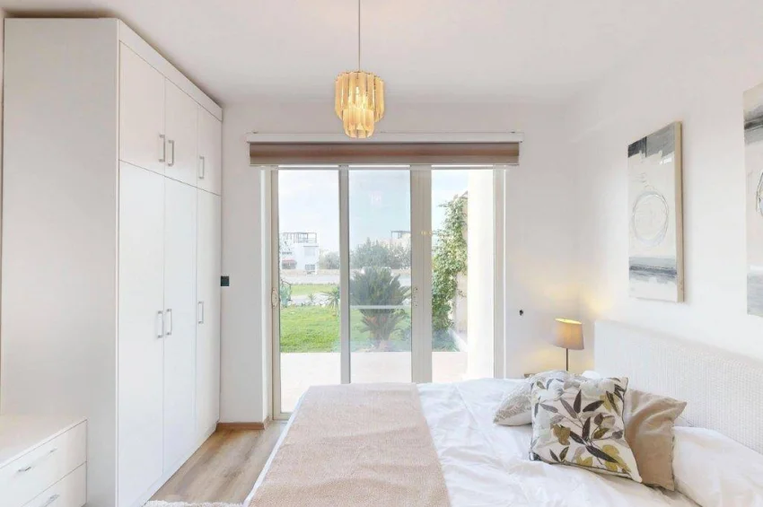 Odnowiony apartament 3 sypialnie na parterze z ogrodem i Turtle Bay Village, Esentepe, z widokiem na morze
