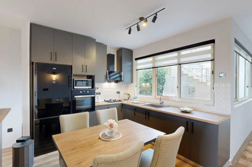 Odnowiony apartament 3 sypialnie na parterze z ogrodem i Turtle Bay Village, Esentepe, z widokiem na morze