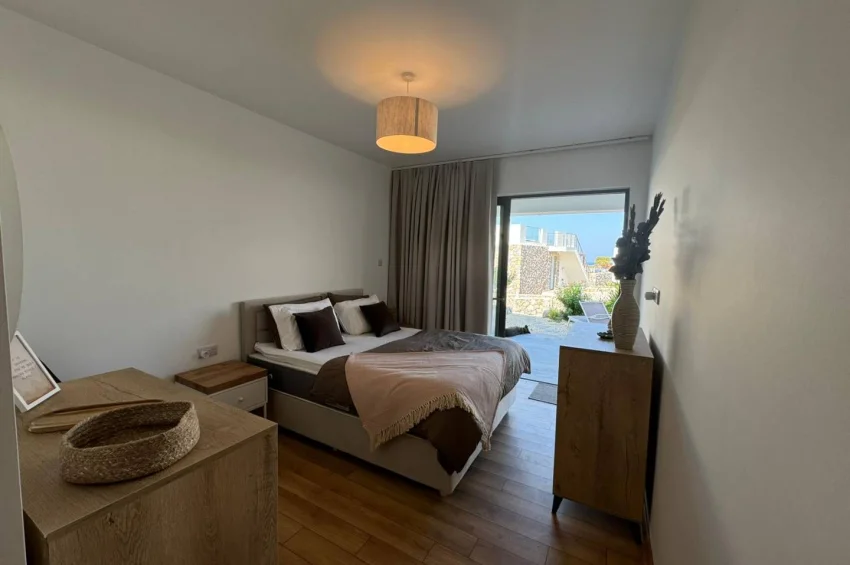 2 Schlafzimmer Gartenwohnung in Küçük Erenköy, direkt am Pool, mit großer Terrasse, 180 m zum Strand