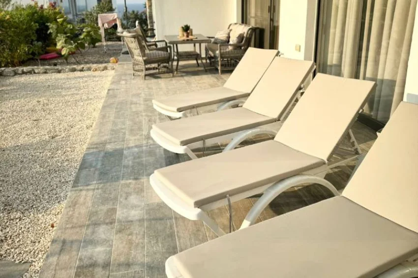 2 Schlafzimmer Gartenwohnung in Küçük Erenköy, direkt am Pool, mit großer Terrasse, 180 m zum Strand