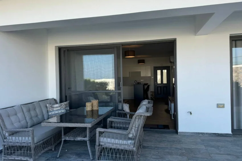 2 Schlafzimmer Gartenwohnung in Küçük Erenköy, direkt am Pool, mit großer Terrasse, 180 m zum Strand