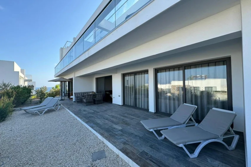 2 Schlafzimmer Gartenwohnung in Küçük Erenköy, direkt am Pool, mit großer Terrasse, 180 m zum Strand