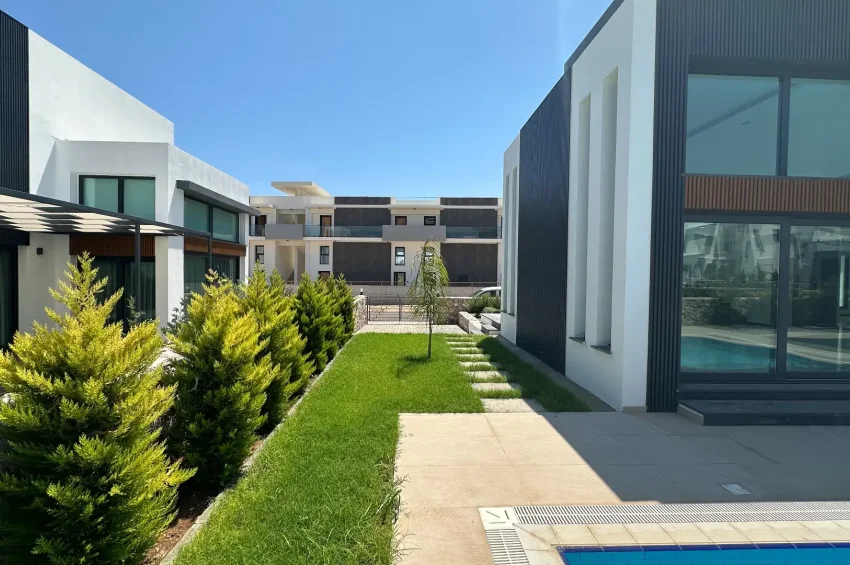 4 Bedroom Villa for Sale in Karşıyaka, Kyrenia, Walking Distance to the Sea, Access to 5★ Complex Facilities