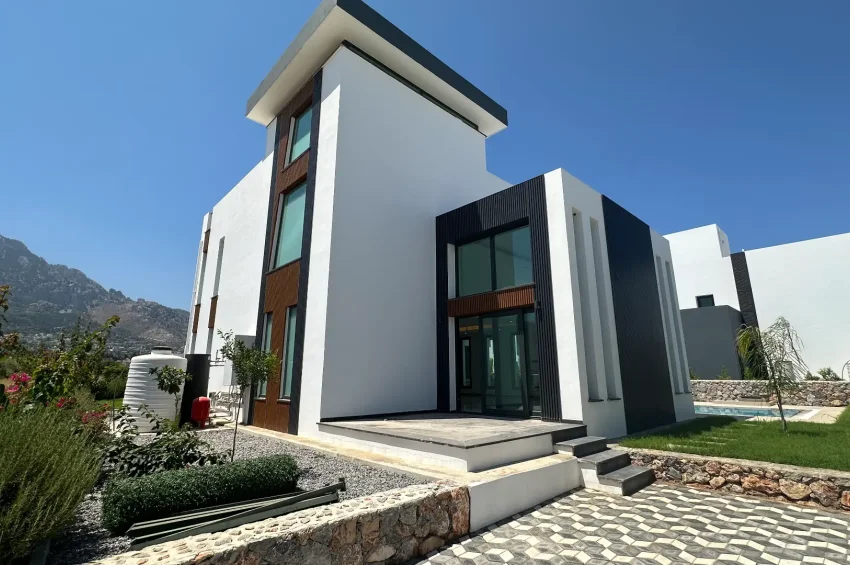 4 Bedroom Villa for Sale in Karşıyaka, Kyrenia, Walking Distance to the Sea, Access to 5★ Complex Facilities