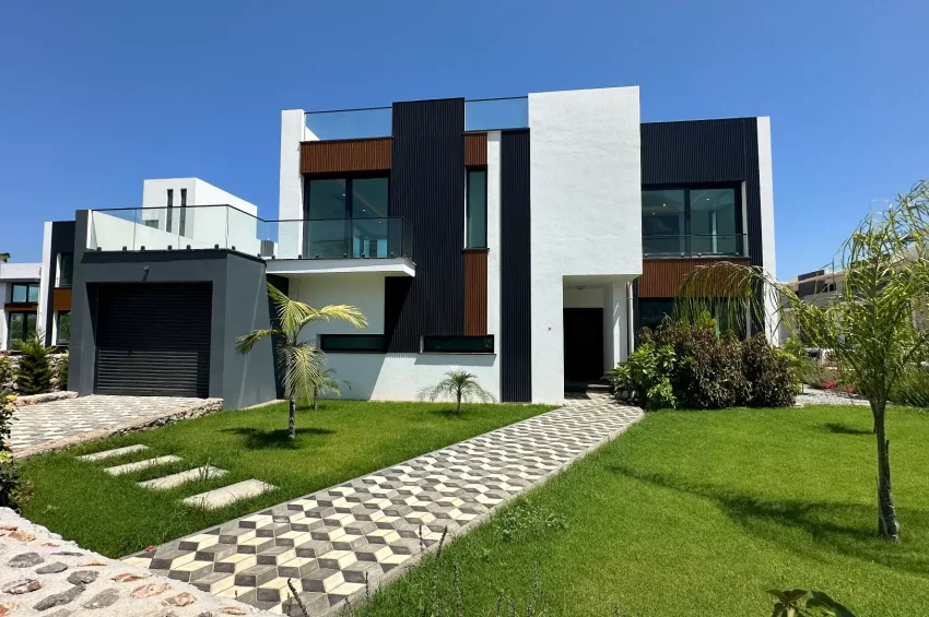 4 Bedroom Villa for Sale in Karşıyaka, Kyrenia, Walking Distance to the Sea, Access to 5★ Complex Facilities