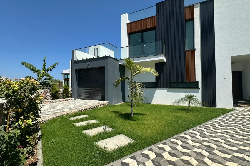 4 Bedroom Villa for Sale in Karşıyaka, Kyrenia, Walking Distance to the Sea, Access to 5★ Complex Facilities