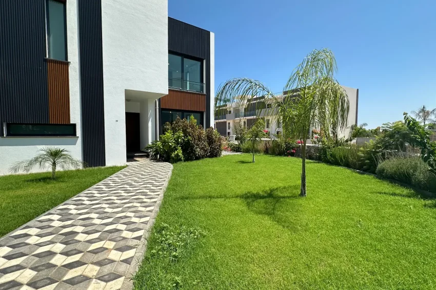 4 Bedroom Villa for Sale in Karşıyaka, Kyrenia, Walking Distance to the Sea, Access to 5★ Complex Facilities